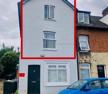 Five Oak Green Apartment | Charming Town centre 3 double beds home free parking