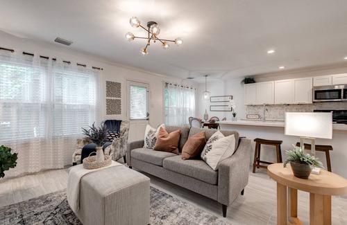 Alden Bridge House | Charming Townhome, 3 beds, 2.1 baths, 2 car garage