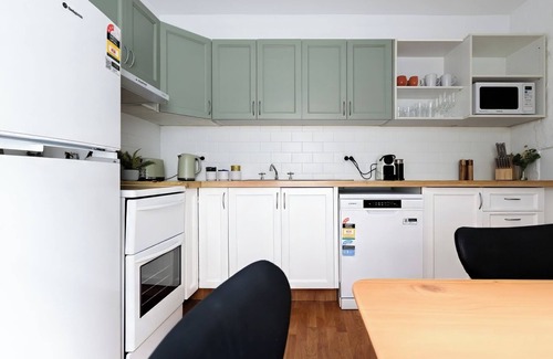 Launceston CBD Apartment | Charming Townhouse Steps Away from Shops