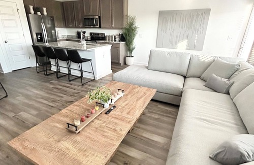 Huntsville Cottage | Charming Townhouse luxury - Brand New & Great Location