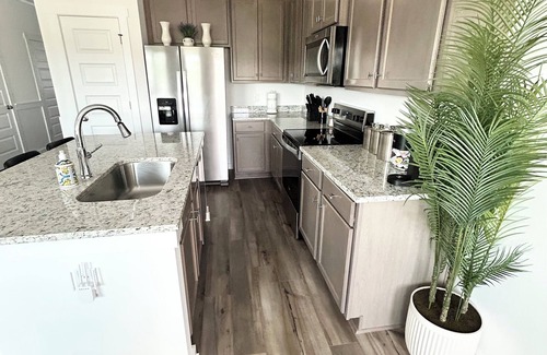 Huntsville Cottage | Charming Townhouse luxury - Brand New & Great Location