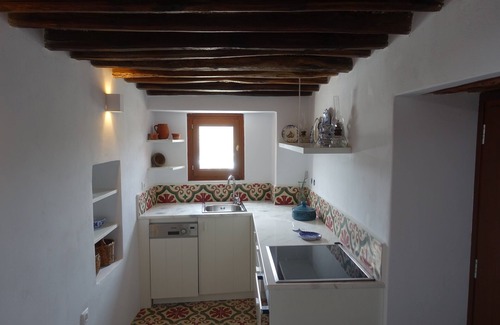 Skiros House | Charming traditional house in a greek island with its garden