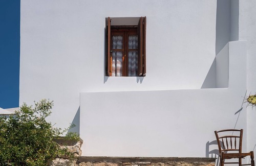 Skiros House | Charming traditional house in a greek island with its garden