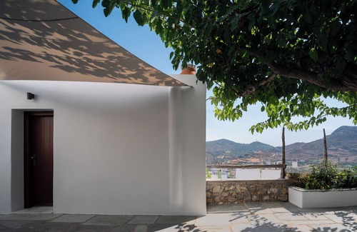Skiros House | Charming traditional house in a greek island with its garden