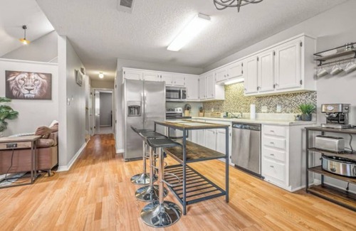 Myrtle Grove House | Charming urban family home near beaches & downtown