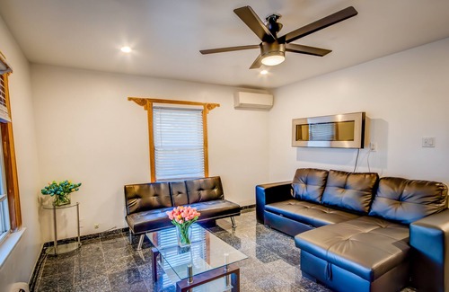 Queens House | ★Charming Urban Getaway for NYC vacation ★