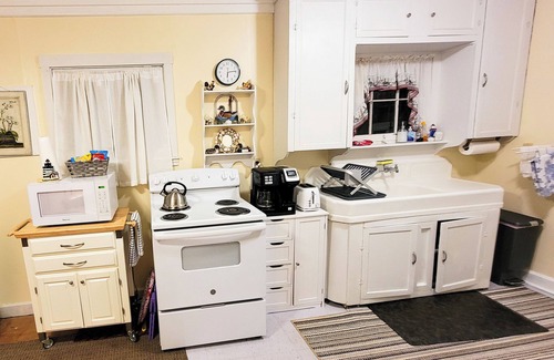 Conneaut House | Charming vacation cottage since 1930 with a spectacular view of Lake Erie