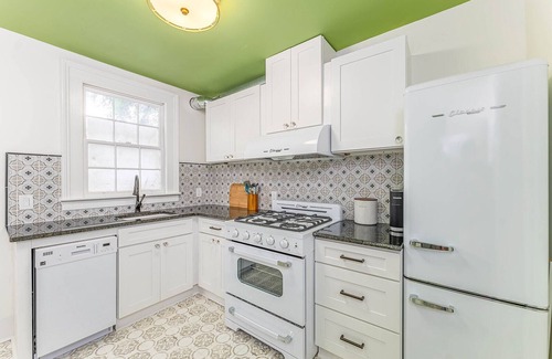 Metropolitan House | Charming Victorian District Townhome Steps from Forsyth Park