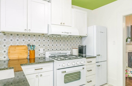 Metropolitan House | Charming Victorian District Townhome Steps from Forsyth Park