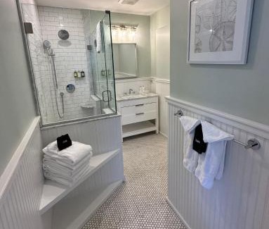 Historic Hill Hotel | Charming Victorian Home Downtown Newport