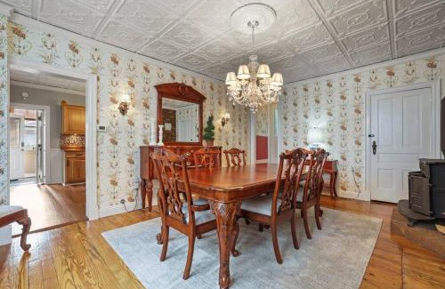Lancaster House | Charming Victorian Home - 2 minutes to downtown