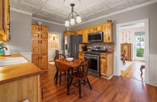 Lancaster House | Charming Victorian Home - 2 minutes to downtown