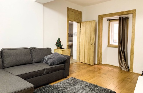 Mouraria House | Charming Vintage 3-Bedroom Retreat in Downtown Lisbon – Sleeps 8!