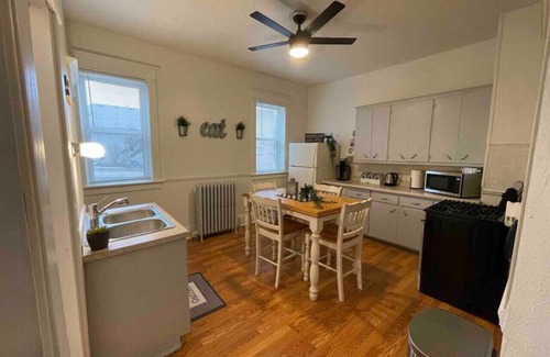 Bay View House | Charming Vintage Farmhouse 1 bedroom Garden Oasis