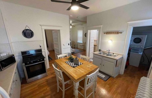 Bay View House | Charming Vintage Farmhouse 1 bedroom Garden Oasis