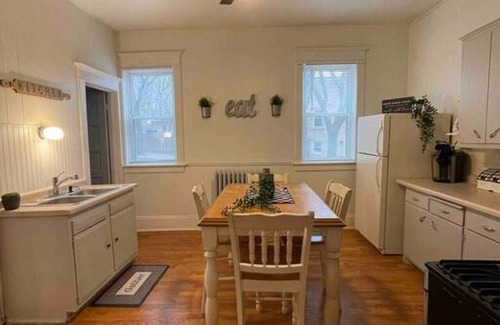 Bay View House | Charming Vintage Farmhouse 1 bedroom Garden Oasis