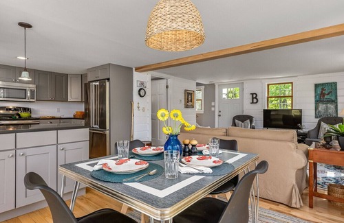 Isle of Springs House | Charming Waterfront Cottage