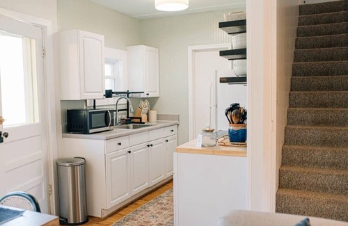 Topping House | Charming Waterfront Cottage Small Beach