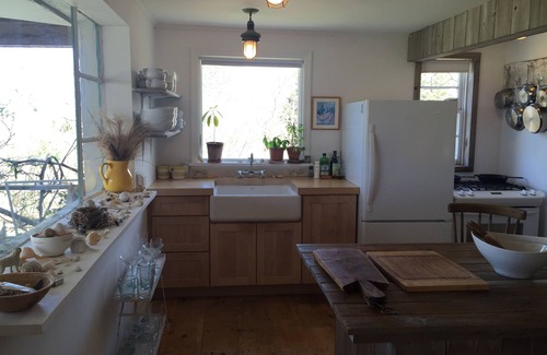 Flanders Cottage | CHARMING WATERFRONT ENGLISH COTTAGE WITH PRIVATE BAY BEACH IN A NATURE PRESERVE