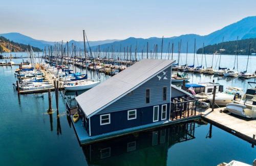 Bayview House | Charming Waterfront Float Home with Panoramic Lake Views