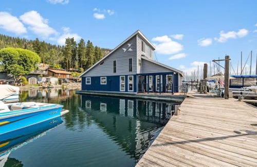 Bayview House | Charming Waterfront Float Home with Panoramic Lake Views
