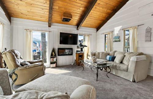 Bayview House | Charming Waterfront Float Home with Panoramic Lake Views