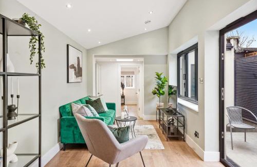 Abbey Apartment | Charming Wimbledon 3-Bed Apt with Outdoor Area