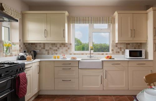 Kenilworth House | Chase Lodge, Kenilworth, Family Sized Cottage With free Wifi