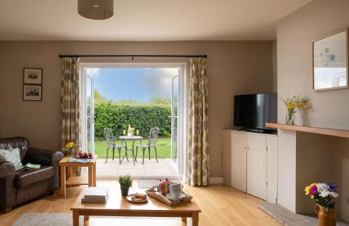 Kenilworth House | Chase Lodge, Kenilworth, Family Sized Cottage With free Wifi