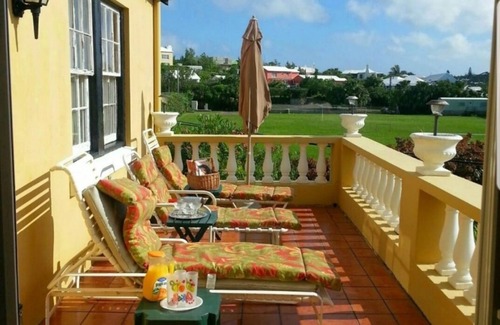 Smith's House | Chateau Getaway Bermy Style -SLEEPS 4- 2 Bed1 Bath