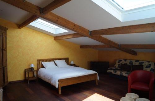 Saint-Pierre-d'Aurillac Bed & Breakfast | Chateau Le Livey