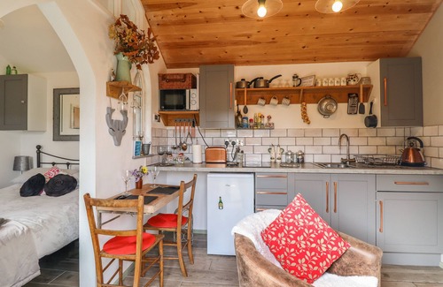 Caersws Cottage | CHATEAU PETIT, pet friendly, with a garden in Trefeglwys