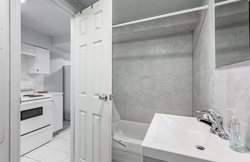 Rockcliffe - Smythe House | Cheerful 1-bedroom 1-living-room walkout basement