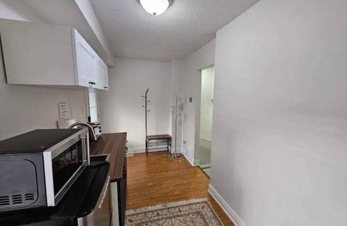 Ajax House | Cheerful 1 Bedroom Apartment with kitchennete