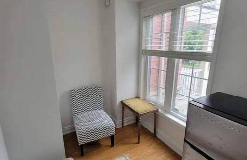 Ajax House | Cheerful 1 Bedroom Apartment with kitchennete