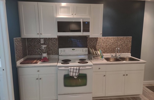 Lethbridge House | Cheerful 1-bedroom home with free parking