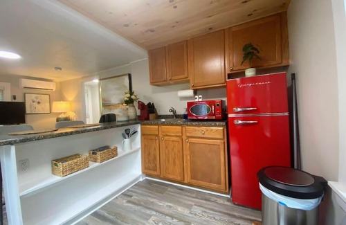 Edgecomb House | Cheerful 1 Bedroom Cottage Close to Everything 5