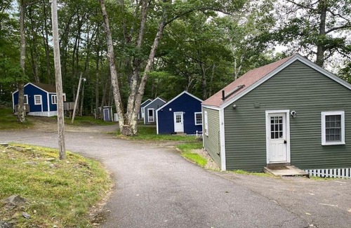 Edgecomb House | Cheerful 1 Bedroom Cottage Close to Everything 5