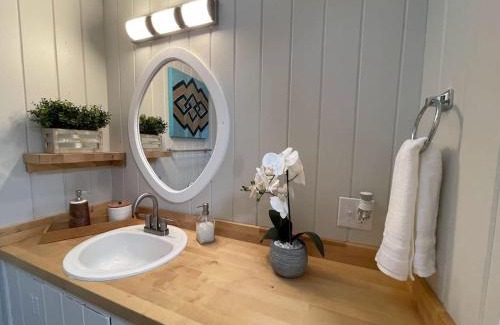 Edgecomb House | Cheerful 1 Bedroom Cottage Close to Everything 5