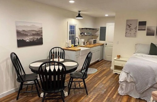 Taylor Other | Cheerful 1-bedroom farm getaway!