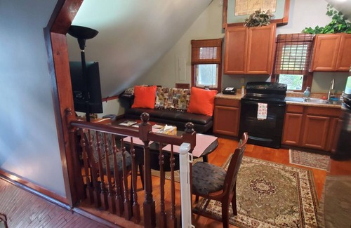 Near Eastside House | Cheerful 1 Bedroom Loft with On-site Parking