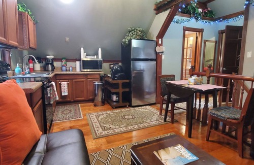Near Eastside House | Cheerful 1 Bedroom Loft with On-site Parking