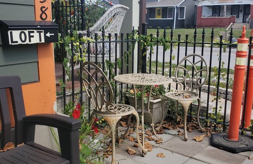 Near Eastside House | Cheerful 1 Bedroom Loft with On-site Parking