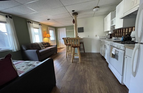 Old Forge Cottage | Cheerful 1-Bedroom with king size bed. Close to everything!