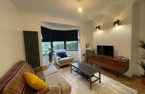 Whiteabbey House | Cheerful 2 bed house on Causeway Coastal Route with parking