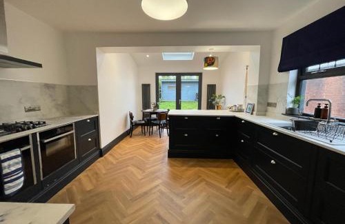 Whiteabbey House | Cheerful 2 bed house on Causeway Coastal Route with parking