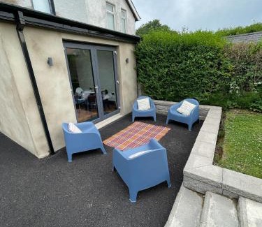 Whiteabbey House | Cheerful 2 bed house on Causeway Coastal Route with parking