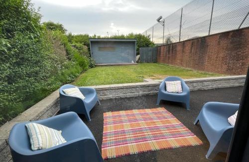 Whiteabbey House | Cheerful 2 bed house on Causeway Coastal Route with parking