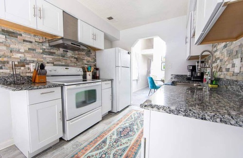 Northwest House | Cheerful 2 Bedroom Home near Virginia Wesleyan