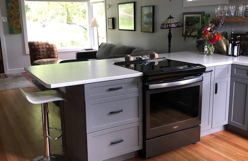 Crescent Valley House | Cheerful 2 bedroom, large bright kitchen with cuddly kitties!